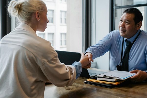 Comment promouvoir l'inclusion sociale des aînés : astuces et stratégies efficaces